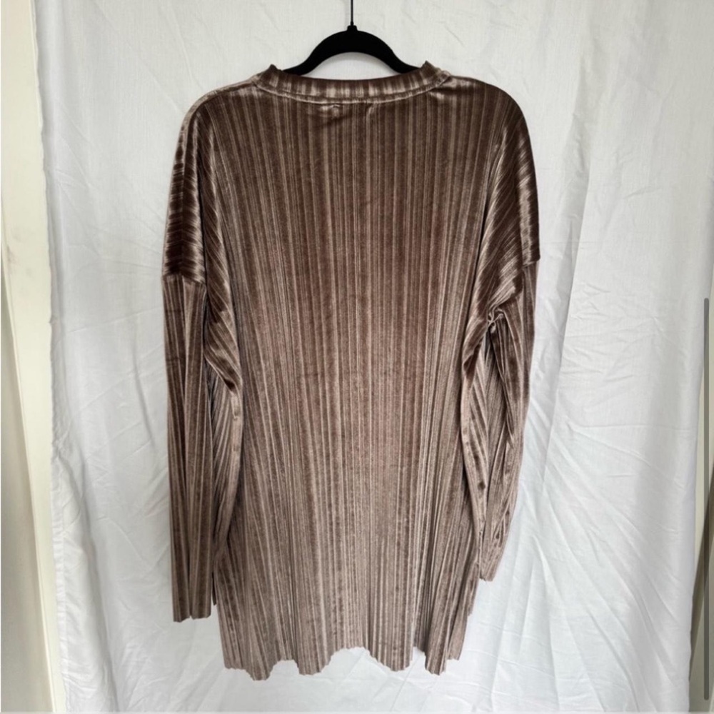 BOOHOO GRAY OVERSIZED PLEATED VELVET DIP BACK TUNIC IN SIZE 4 - Picture 4 of 5